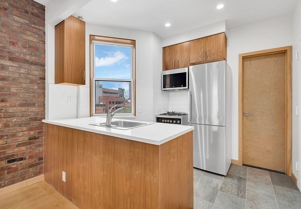 2nd image of 75 Baxter St APT 2