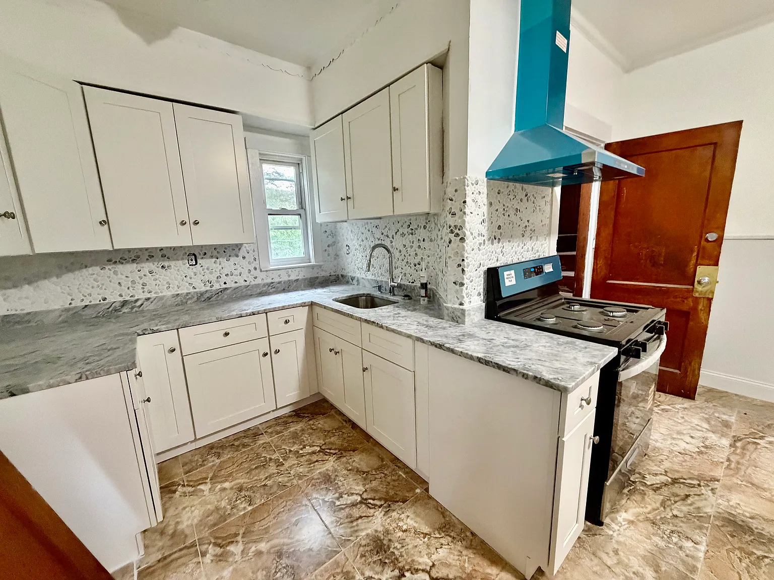 3 bed, 1800 sqft, $3,000 — Photo 3