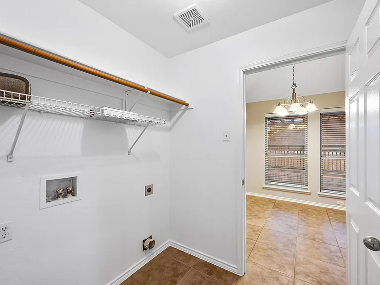 614 Douglas Dr — Photo 14