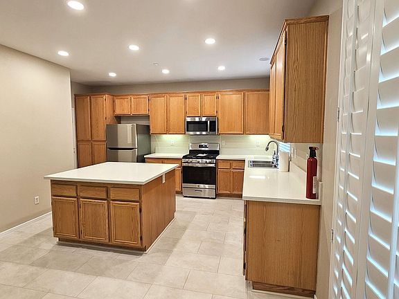 3rd image of 15183 Blackthorne Dr