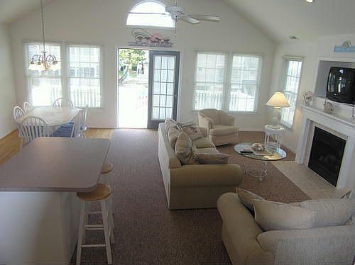 4th image of 2054 Asbury Ave