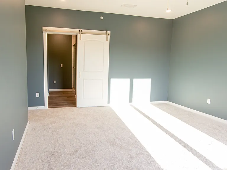 Latitude 40 Flats — Photo 14