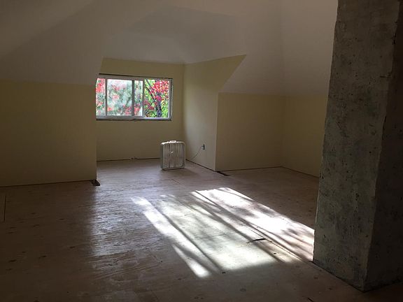 attic/studio space -1000 square feet!