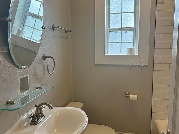 5th image of 275 Edgewood Dr