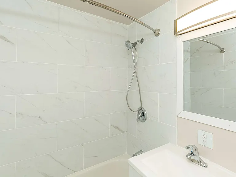 12507 Stony Plain Rd NW — Photo 13
