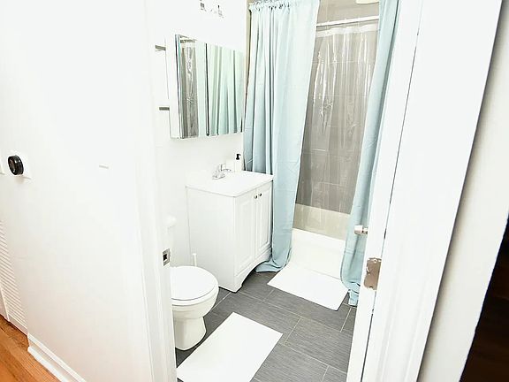 5th image of 906 N Damen Ave #3F
