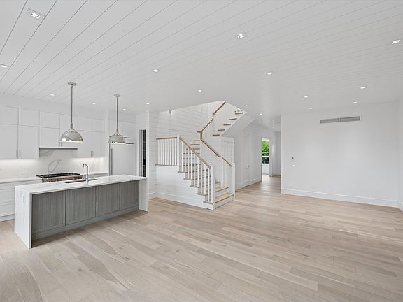 4th image of 4 Hickory Ln