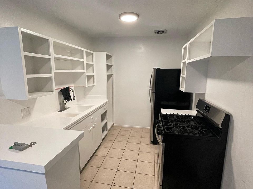 1st image of 1560 N Laurel Ave #103