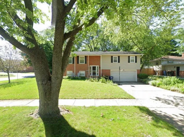 204 Basswood Dr, Naperville, IL 60540