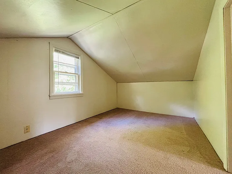 2700 Meadowbrook Dr — Photo 2
