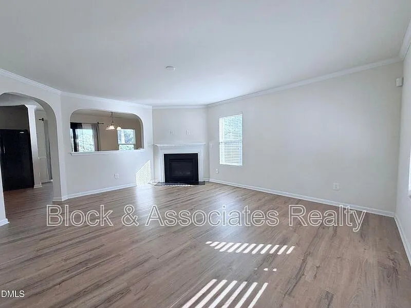 3 bed, 3.0 bath, 1989 sqft, $1,989 — Photo 2