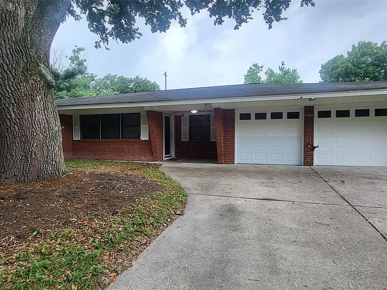 1902 Amy Dr — Photo 2
