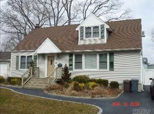 93 Root Ave, Islip, NY 11751