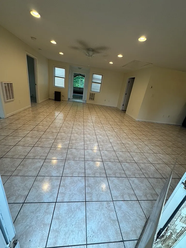 3 bed, 1000 sqft, $1,950 — Photo 2