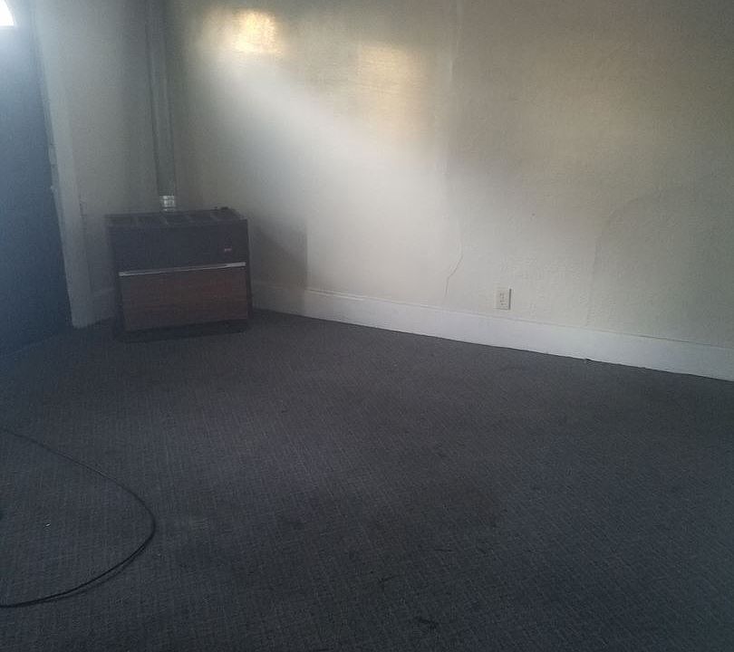 2nd image of 1559 Oak St APT C