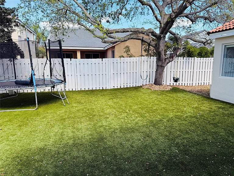 646 Stanton Dr — Photo 33