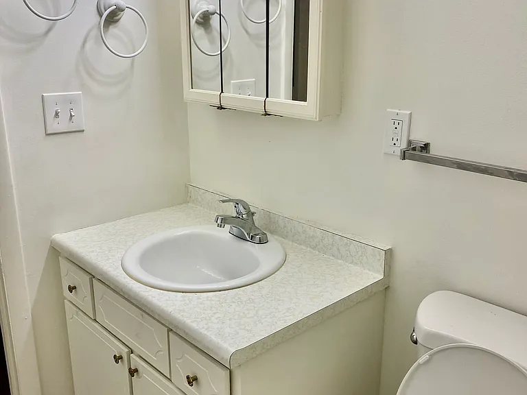 1807 W Parkway Dr #B — Photo 3