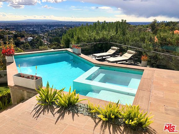 5th image of 3231 Deronda Dr