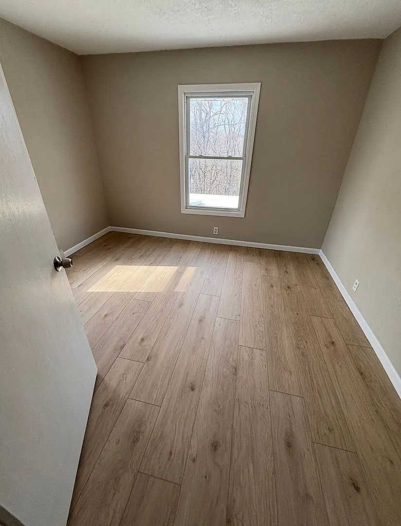 Huge 5 bedroom 2 bath home — Photo 4