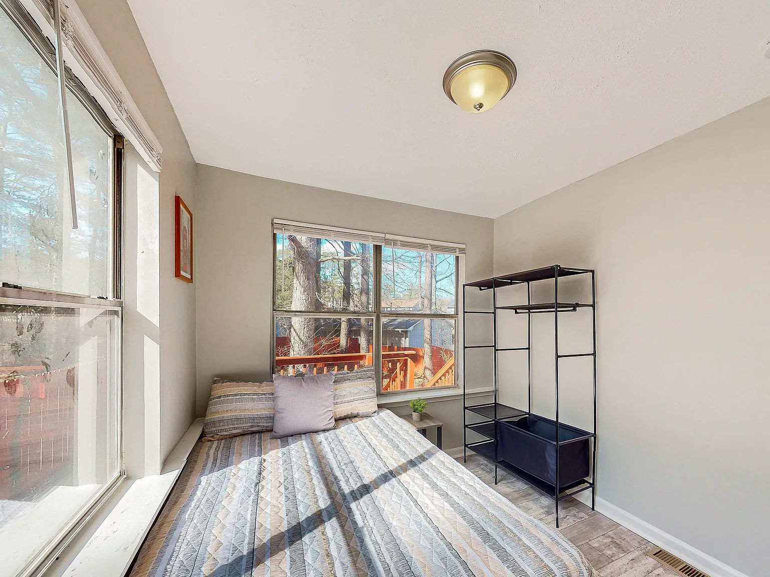 4 bed, 3.0 bath, 1800 sqft, $672 — Photo 2