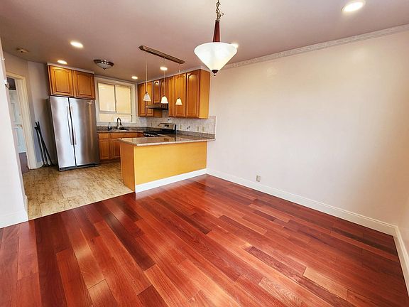 4th image of 2258 44th Ave