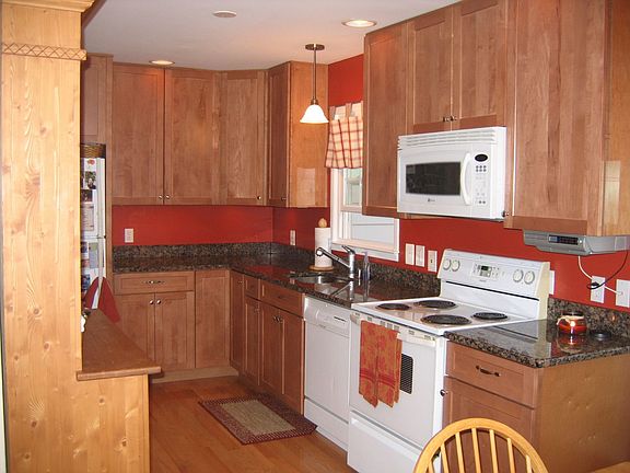 Remodeled Kitchen w/ Granite