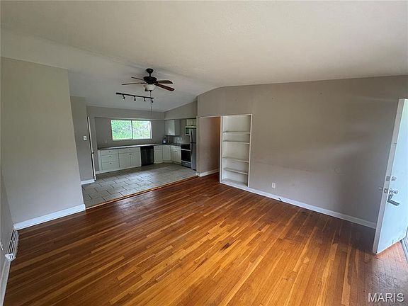 2nd image of 2415 Castle Dr