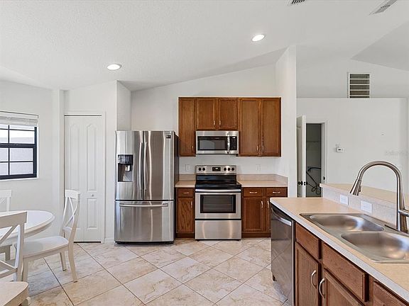 4th image of 630 Valencia Ct