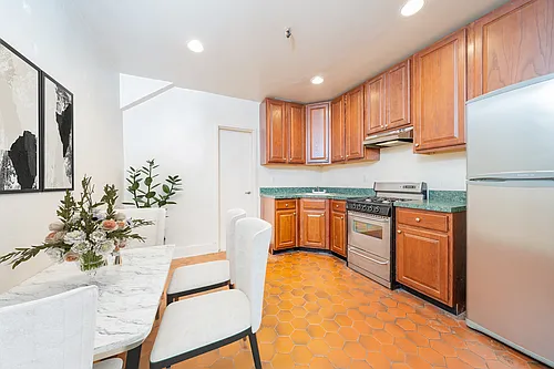 321 W 80th St Photo 1