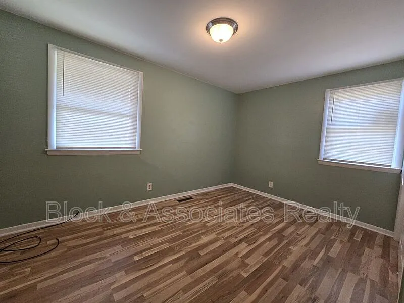 3 bed, 1.0 bath, $1,250 — Photo 2