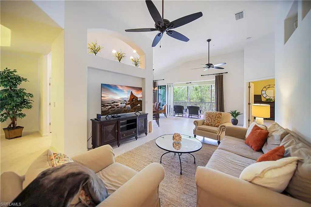 3 bed, 2.0 bath, 2040 sqft, $8,000 — Photo 2