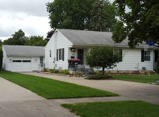 706 McDonnell St, Essexville, MI