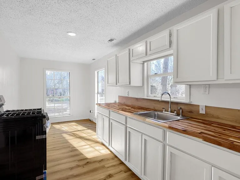 1313 E Lamar St — Photo 8