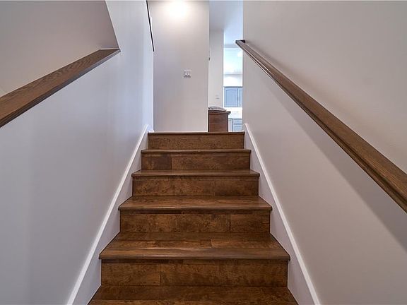 5th image of 552 W Olive St