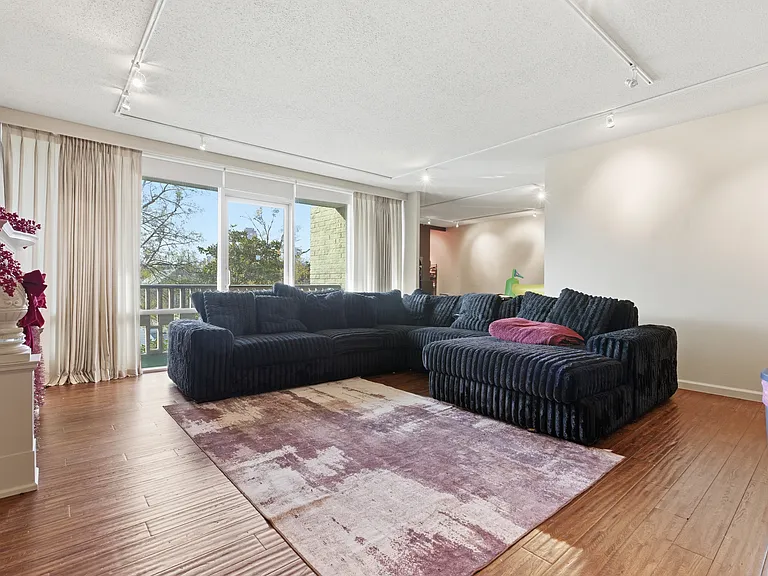 700 E 9th St #4M — Photo 10