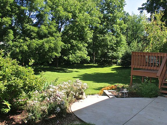 3rd image of 690 Hillcrest Dr