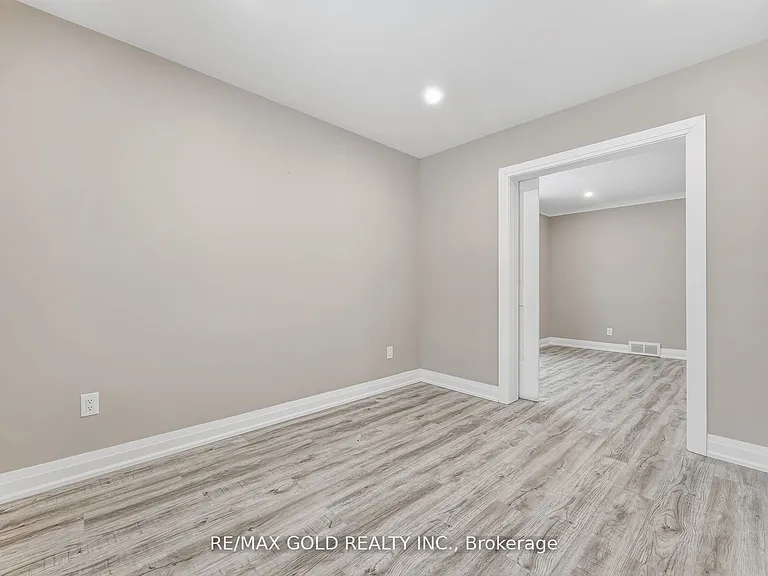 4445 Simcoe St — Photo 12