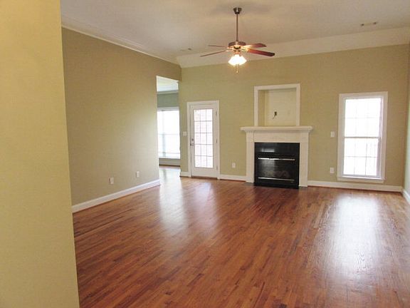 4th image of 803 Leslie Ct