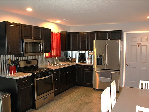 5th image of 104 W Logan St