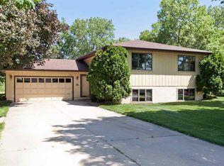 210 Hilltop Rd SW, Swisher, IA 52338