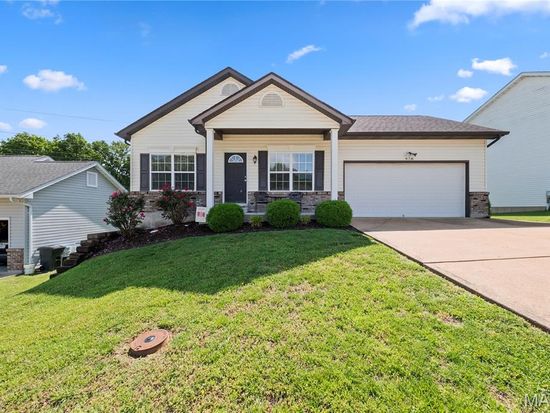 978 San Luis Dr, Fenton, MO 63026