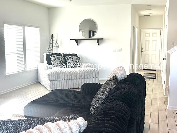 4th image of 377 Brookgreen Way