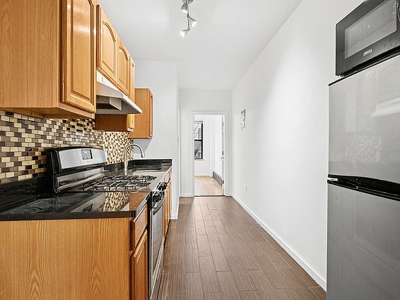 3rd image of 411 Suydam St APT 1L