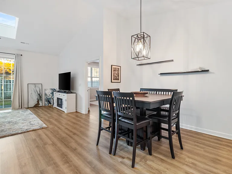 5006 Carleton Dr — Photo 7