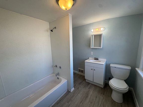 3rd image of 704 W 21st St