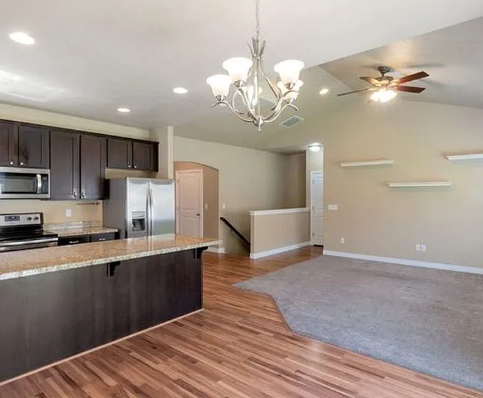 1848 W Woodview Dr — Photo 5