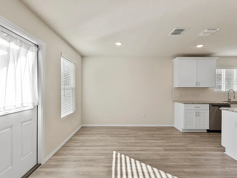 10121 Wyseby Rd — Photo 10