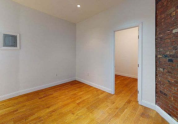 2nd image of 165 Mulberry St APT 9