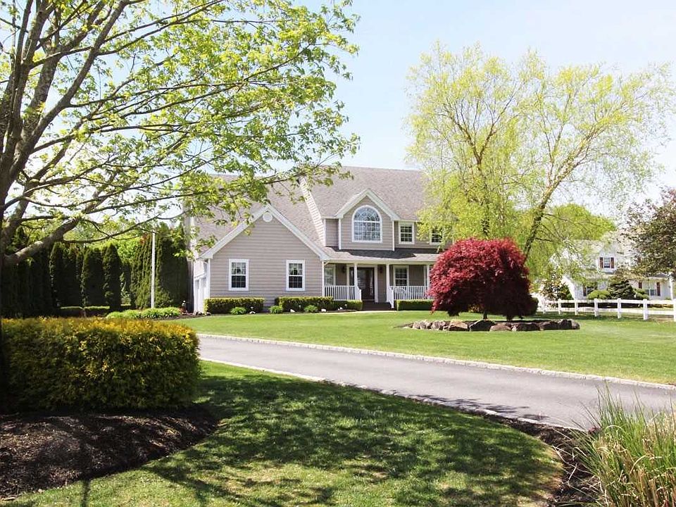 1st image of 2 Brier Hollow Ct