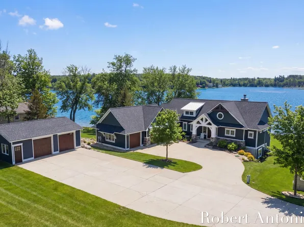 162 Lakeview Dr, Wayland, MI 49348